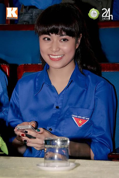 Hoàng Thùy Linh đã dần dần lấy lại được thiện cảm từ công chúng Bài viết: http://news.zing.vn/Nhung-gai-hu-Vbiz-tro-lai-vai-ngoan-hien-post363861.html#category_featured.noibat Nguồn Zing News 