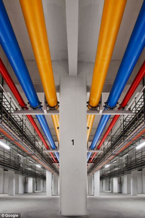 Tầng hầm của trung tâm dữ liệu cũng chứa đầy thiết bị dẫn truyền