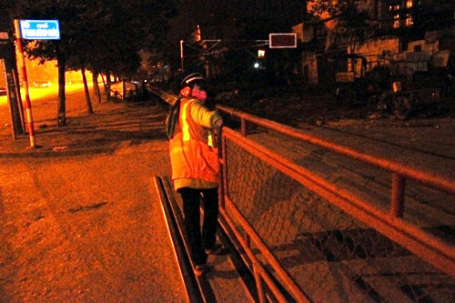 Cô gác tàu ở đường sắt giao với đường Giải Phóng thức đợi tàu kéo barie lúc 2 giờ sáng