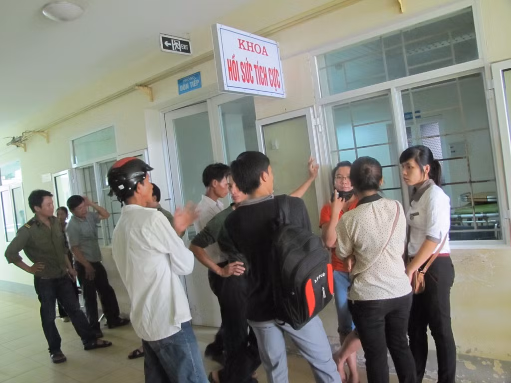 Người nhà nạn nhân bao vây bệnh viện 