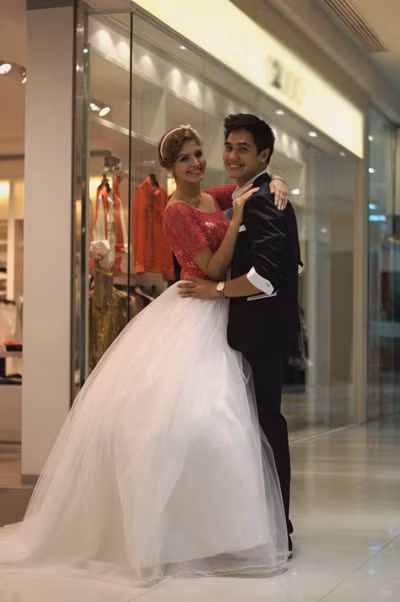 Thời gian này, Baggio đang ở Hà Nội đóng phim, nên anh có nhiều thời gian ở bên bạn gái. Cả hai luôn quấn quýt không rời và không ngại trao nhau những nụ hôn ngập tràn hạnh phúc dù ở bất cứ nơi đâu