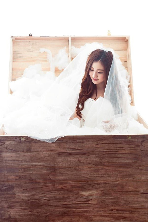 Trong bộ ảnh mới nhất, Thủy hóa thân vào hình ảnh cô dâu một mình xinh đẹp và quyến rũ Bài viết: http://news.zing.vn/Hot-girl-Gia-Lai-xinh-nhu-bup-be-post359945.html#home_cate.tinchinh Nguồn Zing News 