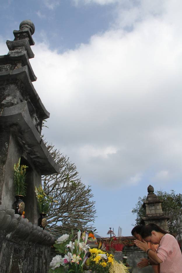 Du khách thắp hương viếng Phật hoàng Trần Nhân Tông tại tháp Huệ Quang