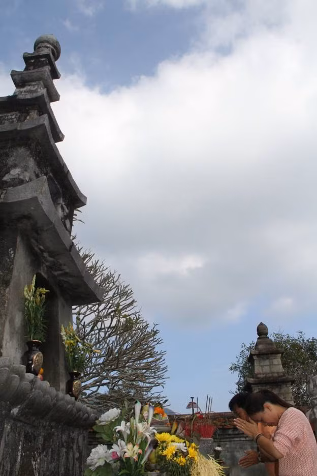 Du khách thắp hương viếng Phật hoàng Trần Nhân Tông tại tháp Huệ Quang