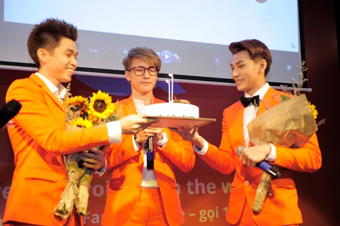 Hôm qua cũng là sinh nhật của ST. Anh chàng hạnh phúc khi được mọi người chúc mừng sinh nhật trên sân khấu