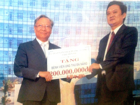 Phú Hoàng-Tiên Sa tặng 200 triệu đồng cho BV Ung thư Đà Nẵng. Phú Hoàng-Tiên Sa tặng 200 triệu đồng cho BV Ung thư Đà Nẵng