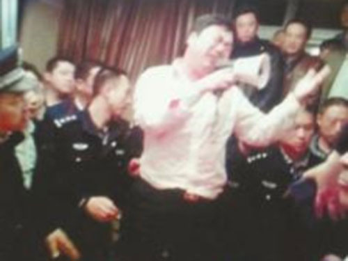 Bí thư Đảng của Ủy ban quản lý Khu công nghiệp Tân Giang, tỉnh Giang Tô, dùng loa xin đám đông tha thứ khi bị bắt tại trận ăn uống phủ phê. Ảnh: SINA. Bí thư Đảng của Ủy ban quản lý Khu công nghiệp Tân Giang, tỉnh Giang Tô, dùng loa xin đám đông tha thứ khi bị bắt tại trận ăn uống phủ phê. Ảnh: SINA