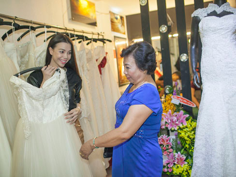 Trà Ngọc Hằng và mẹ