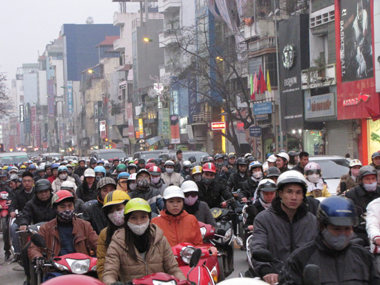 17h, đường Tôn Đức Thắng đông nghịt phương tiện giao thông. Hàng ngàn phương tiện nhích từng chút một, kéo dài từ ngã năm Ô Chợ Dừa đến tận phố Đoàn Thị Điểm