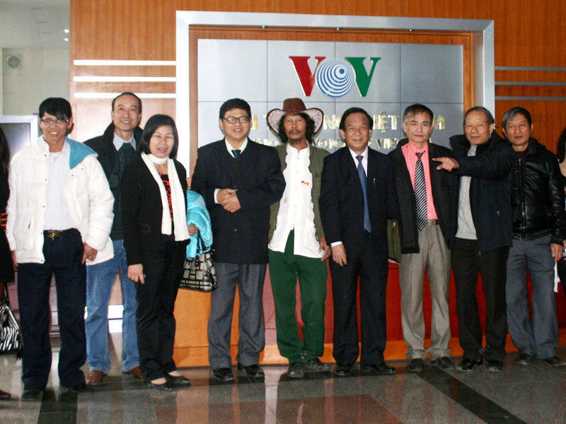 Giáo sư Nguyễn Lân Dũng với các tác giả thơ tại Đài Tiếng nói VN, xuân 2012. Giáo sư Nguyễn Lân Dũng với các tác giả thơ tại Đài Tiếng nói VN, xuân 2012