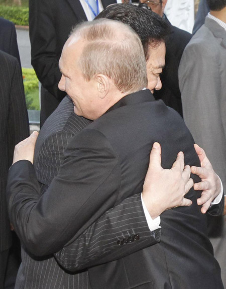 Cái ôm hôn nồng thắm giữa Thủ tướng Nguyễn Tấn Dũng và Tổng thống Putin