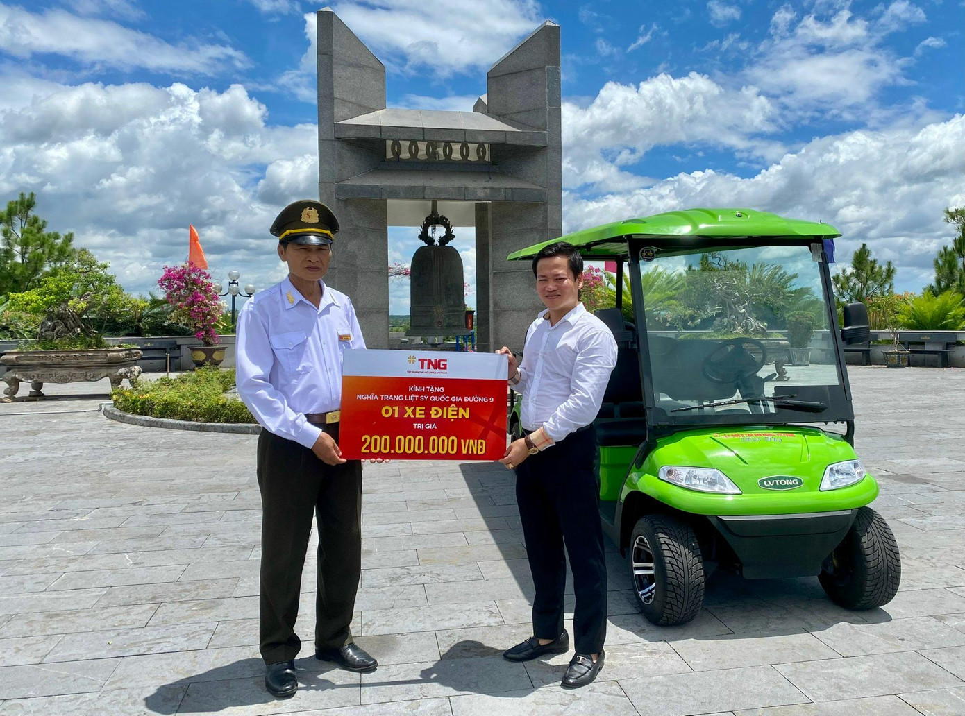 Hình ảnh giao nhận chiếc ô tô điện