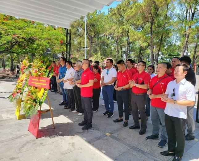 Lãnh đạo và cán bộ công nhân viên THG Holdings Vietnam hành hương về các nghĩa trang ở miễn Trung nhân 75 năm ngày Thương binh liệt sỹ