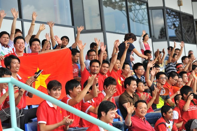 Họ mặc một màu áo đỏ rực, in hình quốc kỳ trên ngực và hình đất nước sau lưng