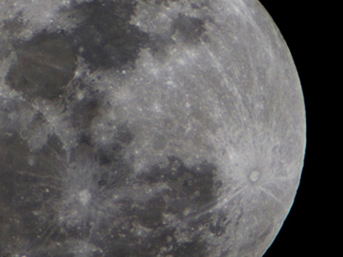 Bề mặt gồ ghề, miệng núi lửa (đốm trắng)của siêu mặt trăng hiện lên qua qua kính thiên văn 