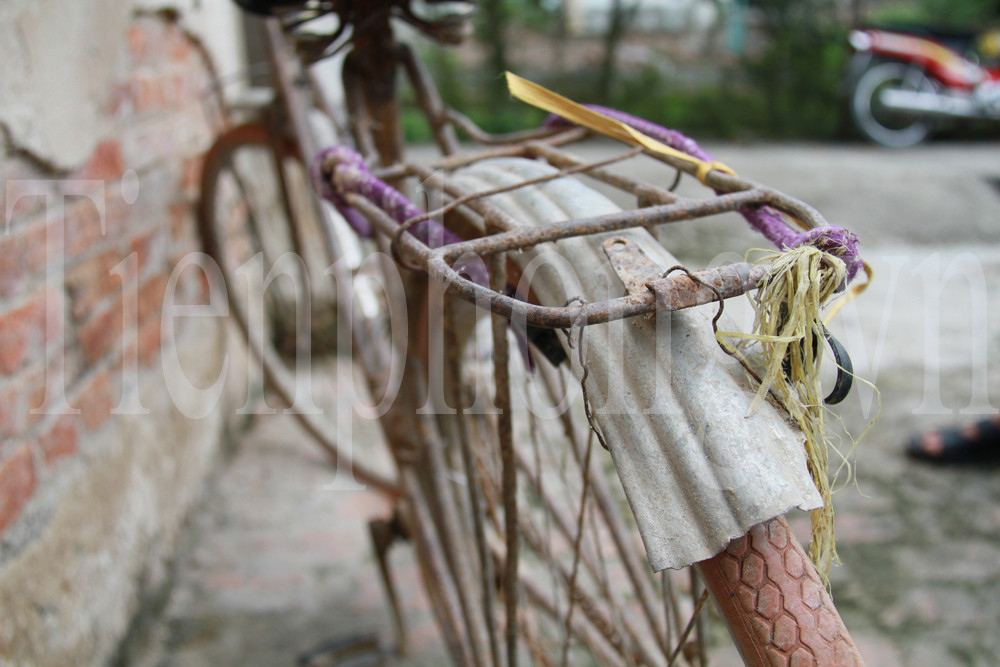 Phần sau xe cũng hỏng hóc. Ảnh: Trường Phong