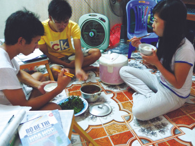 Bữa cơm trong mùa giá cả leo thang. Ảnh: Hồng Vĩnh. Bữa cơm trong mùa giá cả leo thang Ảnh: Hồng Vĩnh