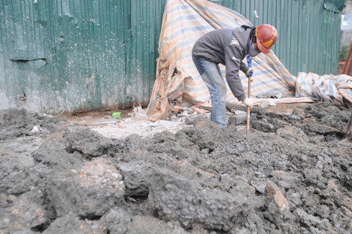 Công nhân xây dựng tại các công trường vẫn đang chạy đua để kịp tiến độ trước Tết. Ảnh: Tuấn Nguyễn