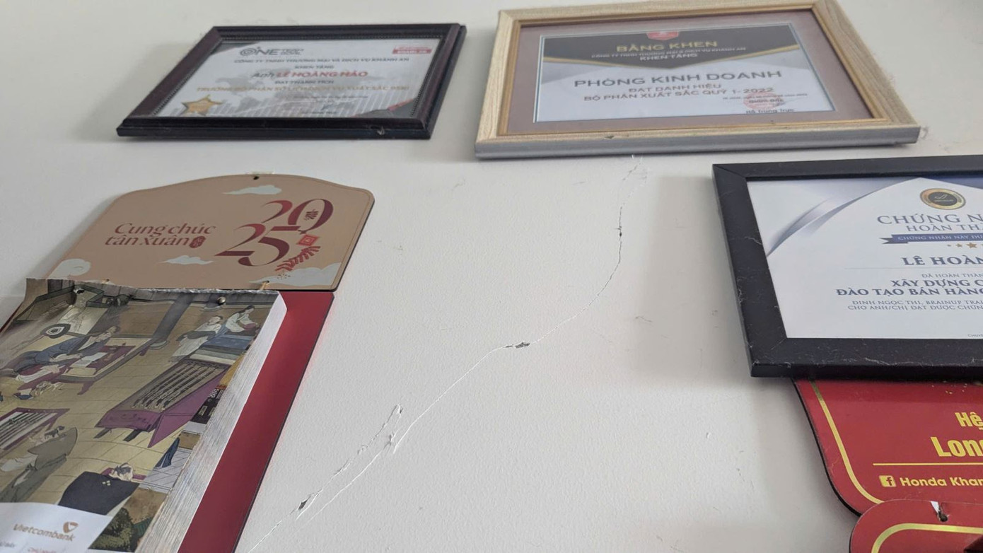 Nhiều vết nứt xuất hiện tại nhà bà Hiền. Nhiều vết nứt xuất hiện tại nhà bà Hiền.