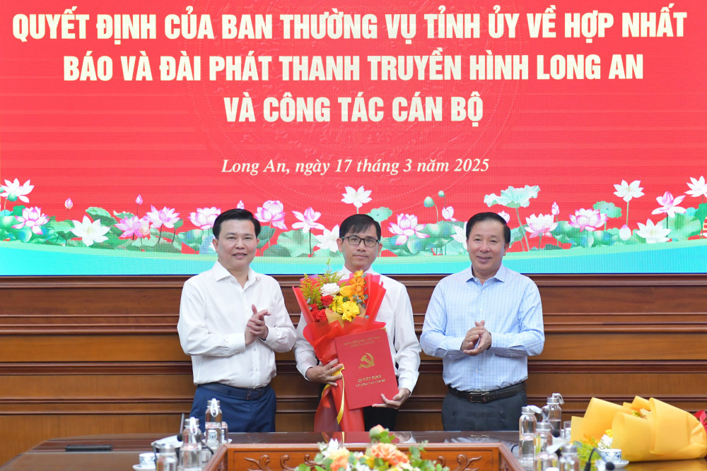 Phó Bí thư Thường trực Tỉnh ủy, Trưởng đoàn đại biểu Quốc hội tỉnh - Nguyễn Thanh Hải và Phó Bí thư Tỉnh ủy, Chủ tịch UBND tỉnh - Nguyễn Văn Út trao quyết định và tặng hoa chúc mừng ông Lê Hồng Phước Phó Bí thư Thường trực Tỉnh ủy, Trưởng đoàn đại biểu Quốc hội tỉnh - Nguyễn Thanh Hải và Phó Bí thư Tỉnh ủy, Chủ tịch UBND tỉnh - Nguyễn Văn Út trao quyết định và tặng hoa chúc mừng ông Lê Hồng Phước