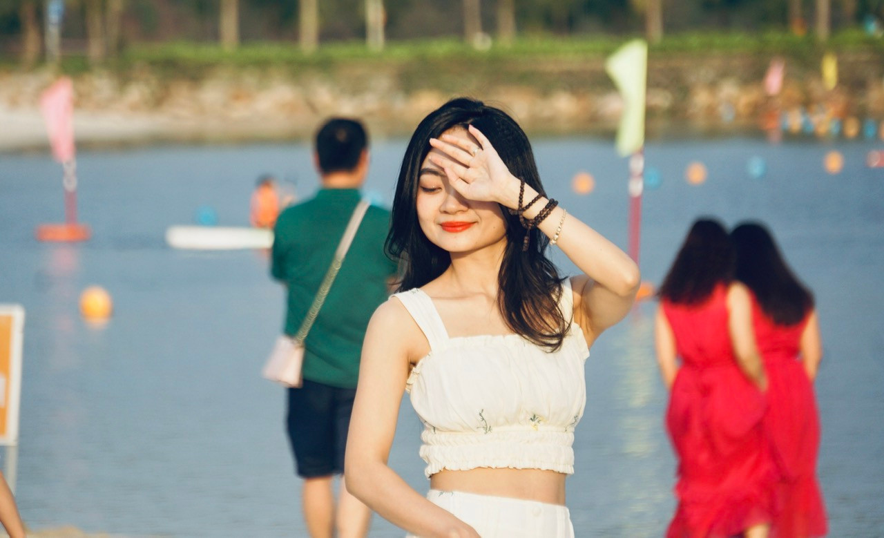 Bãi tắm truyền thống (ảnh trái) được cải tạo đã cho người dân và du khách trải nghiệm về bãi tắm xanh, sạch, đẹp hơn.