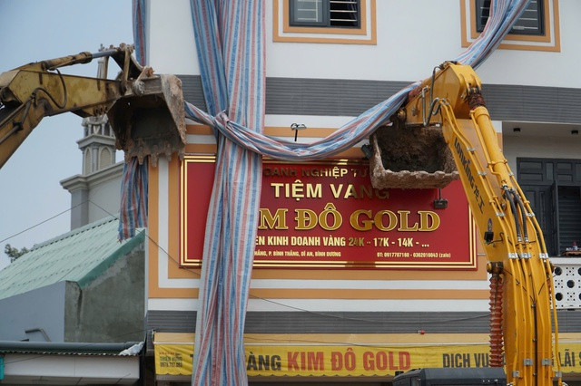 Xe cẩu đang làm nhiệm vụ chống đỡ căn nhà Xe cẩu đang làm nhiệm vụ chống đỡ căn nhà