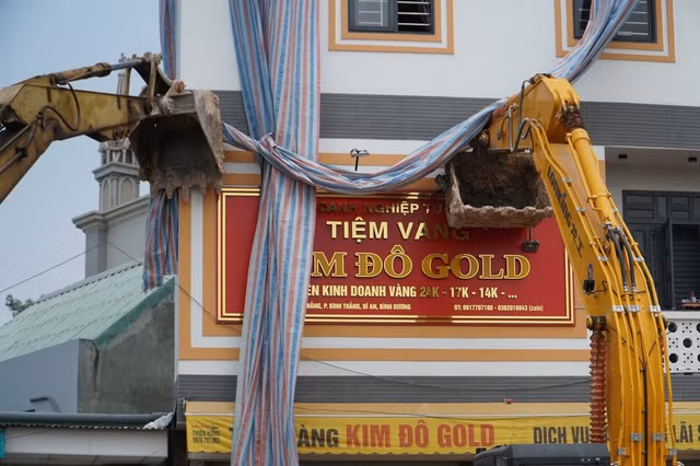 Xe cẩu đang làm nhiệm vụ chống đỡ căn nhà Xe cẩu đang làm nhiệm vụ chống đỡ căn nhà