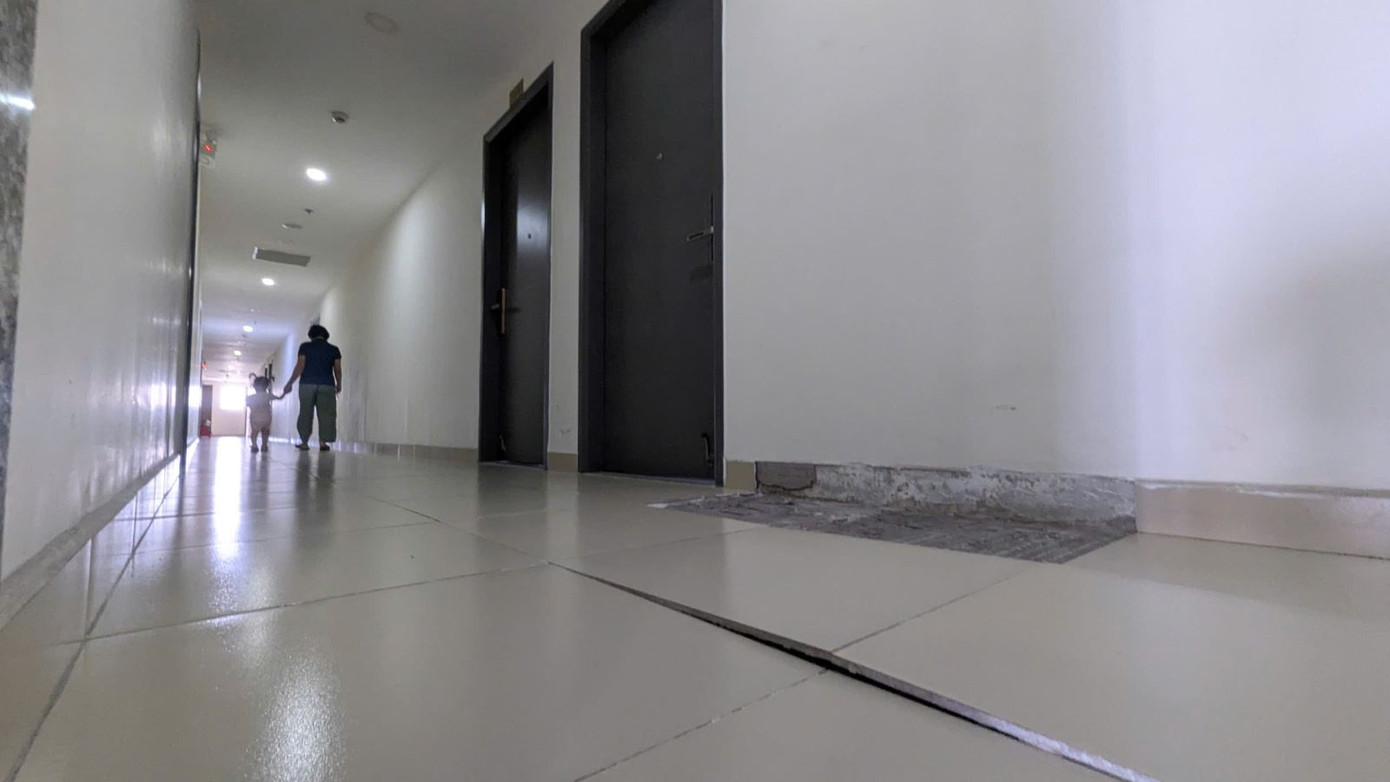 Nhiều khu vực hành lang chung cư Diamond Riverside (Quận 8) bị bong tróc, phồng gạch sau dư chấn động đất. Nhiều khu vực hành lang chung cư Diamond Riverside (Quận 8) bị bong tróc, phồng gạch sau dư chấn động đất.