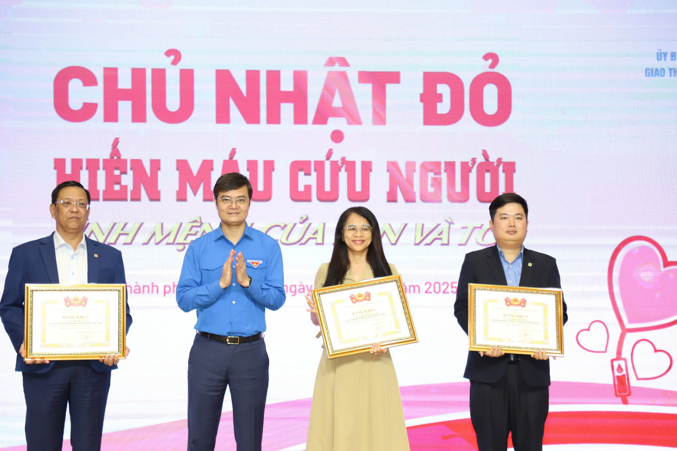 Bí thư thứ nhất Trung ương Đoàn Bùi Quang Huy trao Bằng khen của Ban Chấp hành Trung ương Đoàn cho các cá nhân, đơn vị có đóng góp tích cực cho chương trình Chủ Nhật Đỏ Bí thư thứ nhất Trung ương Đoàn Bùi Quang Huy trao Bằng khen của Ban Chấp hành Trung ương Đoàn cho các cá nhân, đơn vị có đóng góp tích cực cho chương trình Chủ Nhật Đỏ