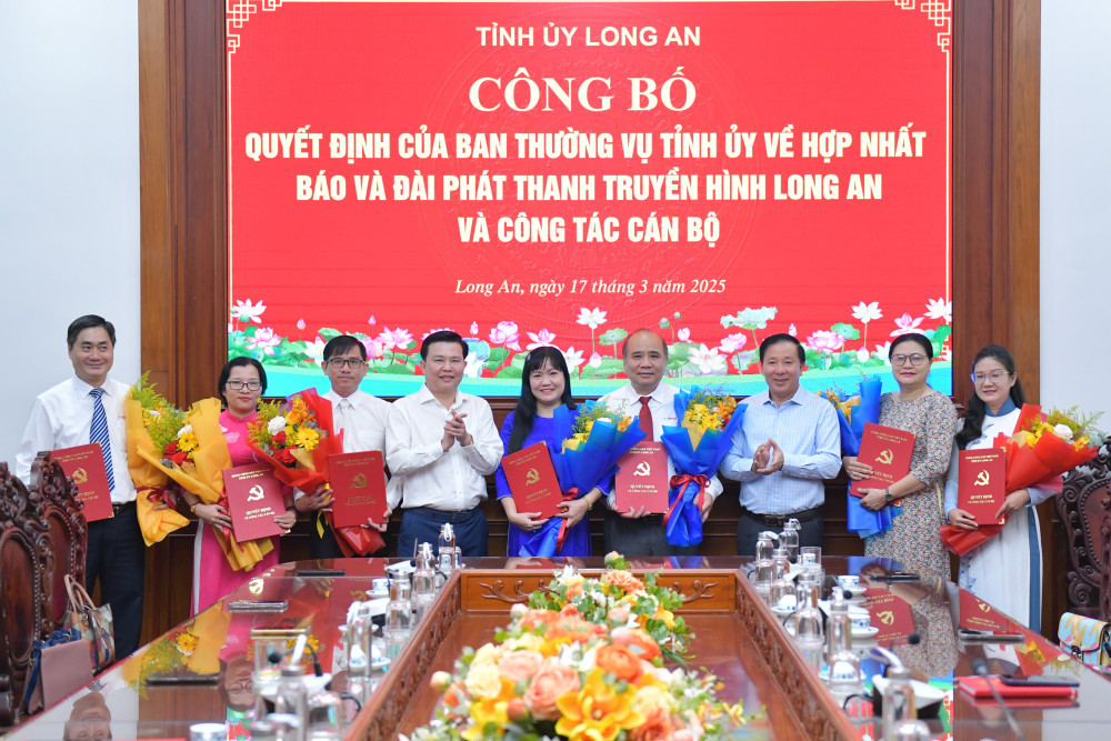 Phó Bí thư Thường trực Tỉnh ủy, Trưởng đoàn đại biểu Quốc hội tỉnh - Nguyễn Thanh Hải và Phó Bí thư Tỉnh ủy, Chủ tịch UBND tỉnh - Nguyễn Văn Út trao quyết định và tặng hoa chúc mừng các cán bộ được bổ nhiệm Phó Bí thư Thường trực Tỉnh ủy, Trưởng đoàn đại biểu Quốc hội tỉnh - Nguyễn Thanh Hải và Phó Bí thư Tỉnh ủy, Chủ tịch UBND tỉnh - Nguyễn Văn Út trao quyết định và tặng hoa chúc mừng các cán bộ được bổ nhiệm