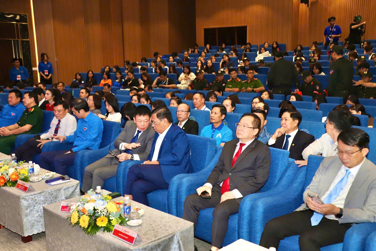 Nhà báo Lê Xuân Sơn, nguyên Tổng biên tập báo Tiền Phong (hàng đầu, thứ 2 từ phải sang) tham dự chương trình. Nhà báo Lê Xuân Sơn, nguyên Tổng biên tập báo Tiền Phong (hàng đầu, thứ 2 từ phải sang) tham dự chương trình.