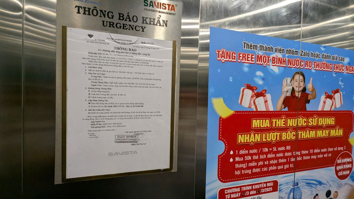 Ban quản trị chung cư đã dán thông báo hướng dẫn cư dân cách ứng phó động đất sau sự cố rung lắc. Ban quản trị chung cư đã dán thông báo hướng dẫn cư dân cách ứng phó động đất sau sự cố rung lắc.