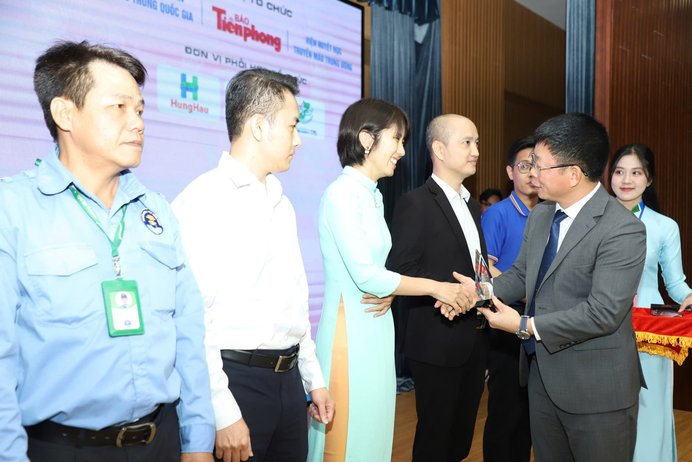 Nhà báo Phùng Công Sưởng - Tổng Biên tập báo Tiền Phong trao kỷ niệm chương tặng các cá nhân, đơn vị đóng góp tích cực cho chương trình Chủ Nhật Đỏ. Nhà báo Phùng Công Sưởng - Tổng Biên tập báo Tiền Phong trao kỷ niệm chương tặng các cá nhân, đơn vị đóng góp tích cực cho chương trình Chủ Nhật Đỏ.