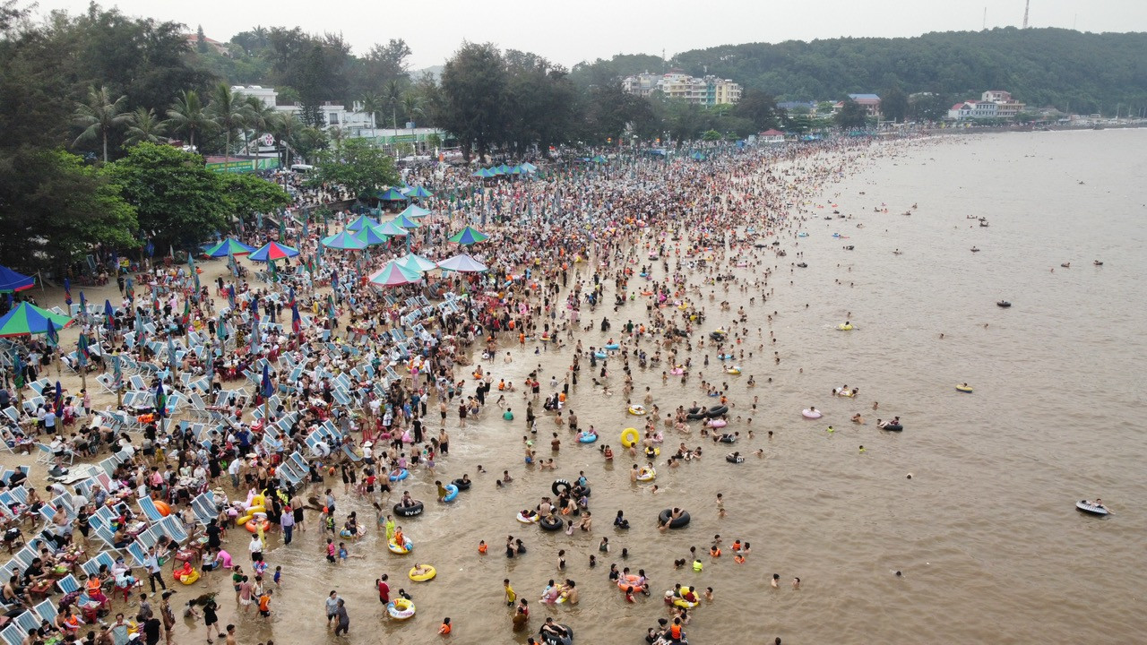 Bãi tắm truyền thống (ảnh trái) được cải tạo đã cho người dân và du khách trải nghiệm về bãi tắm xanh, sạch, đẹp hơn.