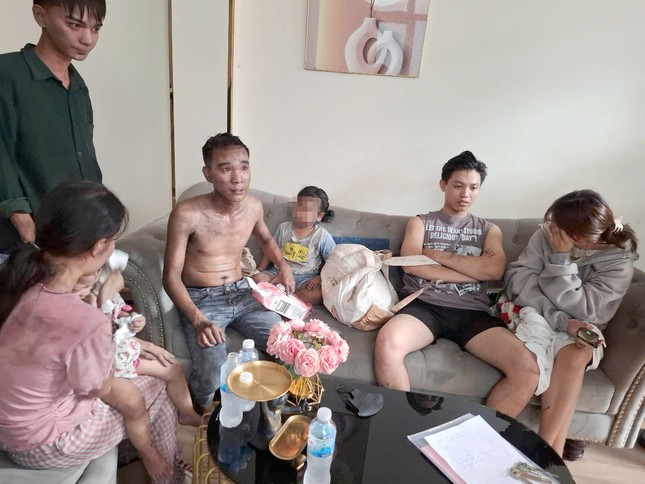 Các nạn nhân được giải cứu khỏi đám cháy. Ảnh: PC07