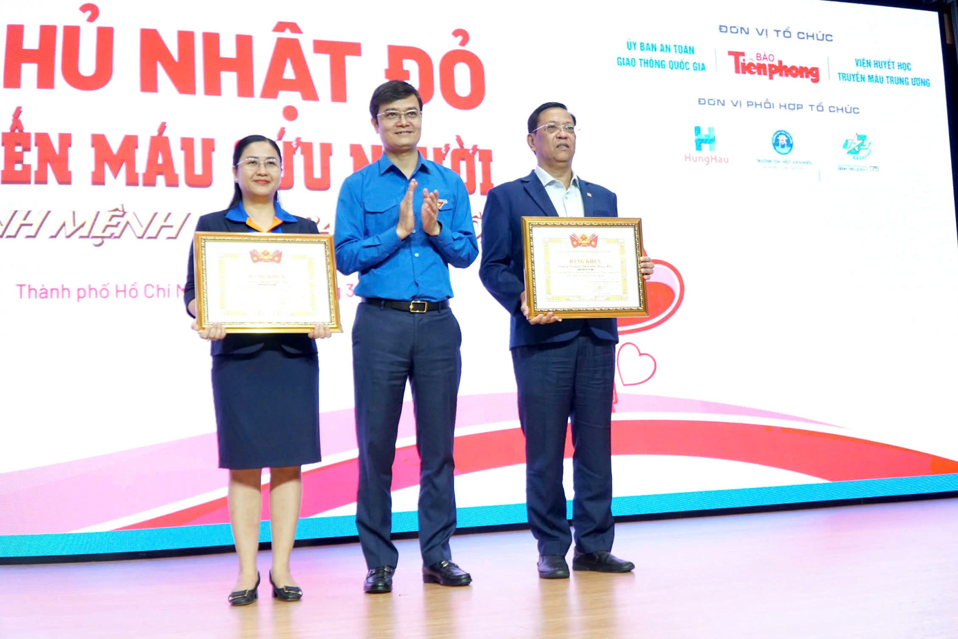 Trung ương Đoàn TNCS HCM trao bằng khen cho Trường Đại học Văn Hiến và Công ty CP Phát triển Hùng Hậu vì có thành tích xuất sắc trong việc tổ chức chương trình Chủ Nhật Đỏ. Trung ương Đoàn TNCS HCM trao bằng khen cho Trường Đại học Văn Hiến và Công ty CP Phát triển Hùng Hậu vì có thành tích xuất sắc trong việc tổ chức chương trình Chủ Nhật Đỏ.
