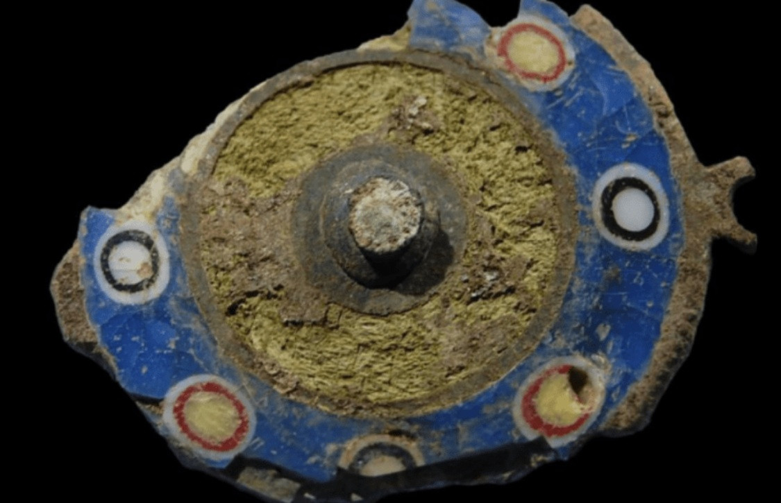 Chiếc trâm cài bằng đồng tráng men được tìm thấy tại Scotland. Ảnh: jpost.com Chiếc trâm cài bằng đồng tráng men được tìm thấy tại Scotland. Ảnh: jpost.com