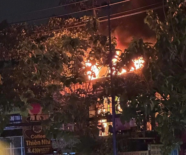 Đám cháy bùng lên dữ dội.