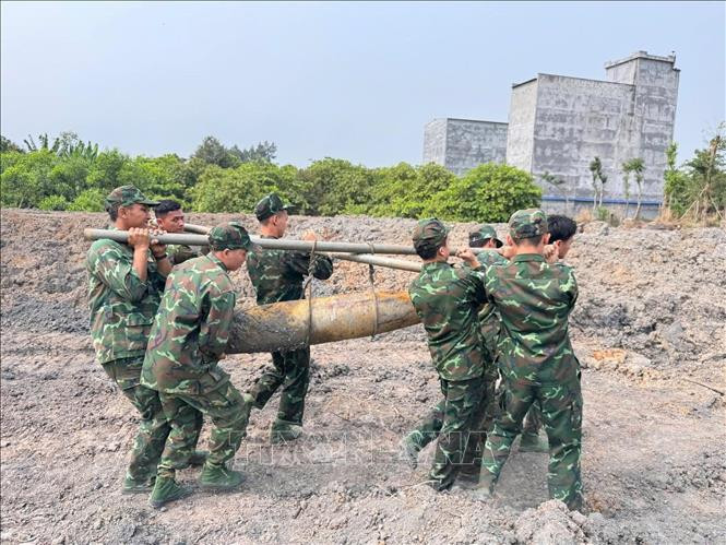 Quả bom được xử lý an toàn. Ảnh: TTXVN phát Quả bom được xử lý an toàn. Ảnh: TTXVN phát