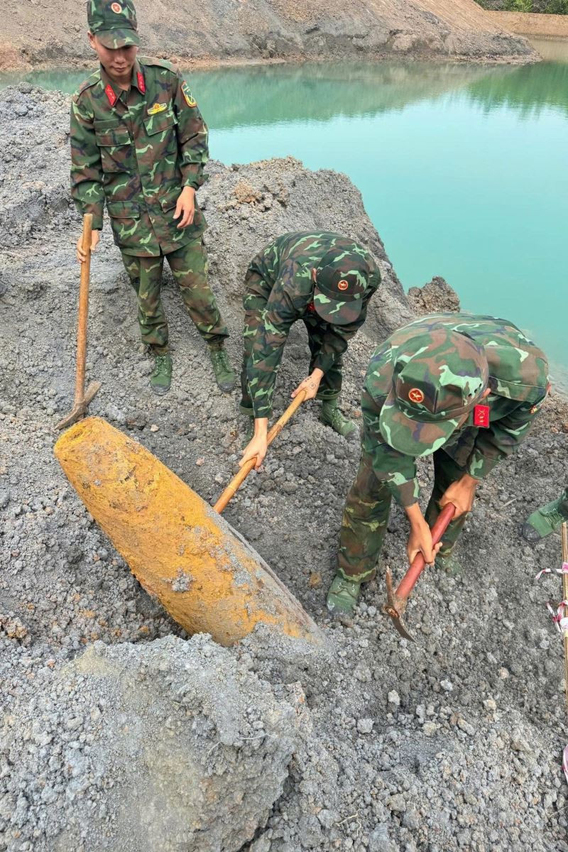 Quả bom được xử lý an toàn. Ảnh: TTXVN phát Quả bom được xử lý an toàn. Ảnh: TTXVN phát