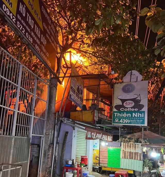 Đám cháy bùng lên dữ dội.