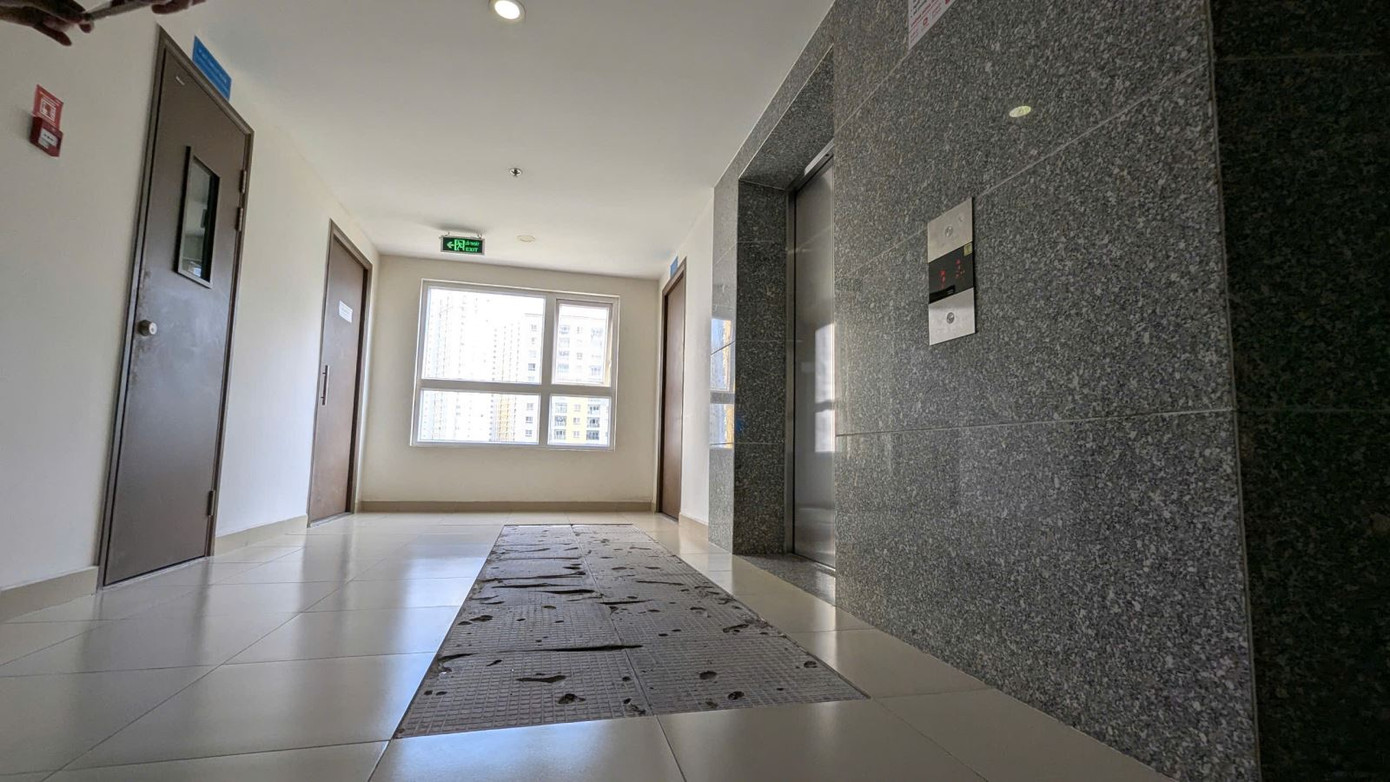 Gạch sàn hành lang trước thang máy chung cư Diamond Riverside bị bong tróc sau dư chấn động đất ngày 28/3. Gạch sàn hành lang trước thang máy chung cư Diamond Riverside bị bong tróc sau dư chấn động đất ngày 28/3.