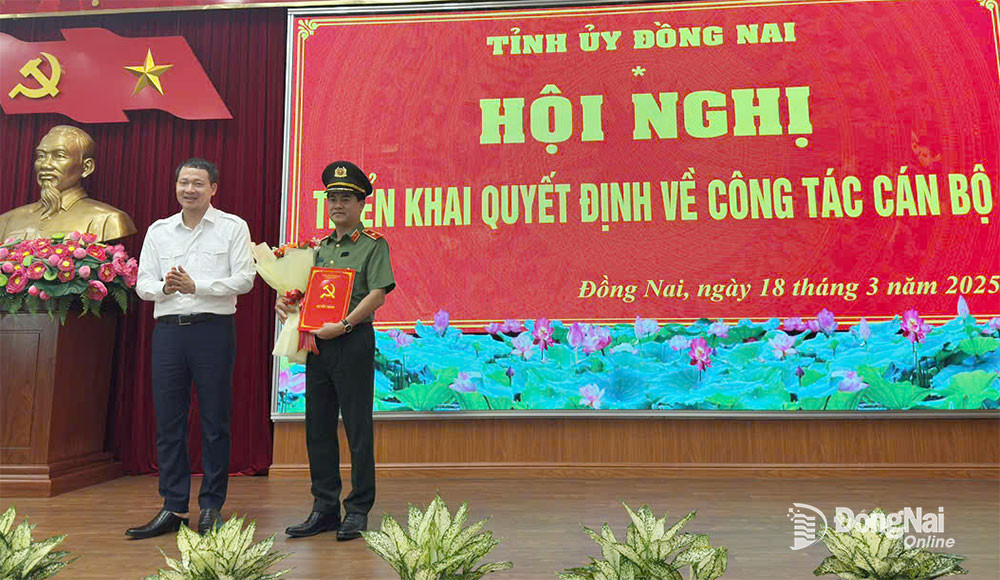 Bí thư Tỉnh ủy Đồng Nai Vũ Hồng Văn chúc mừng thiếu tướng Nguyễn Đức Hải. Ảnh: Báo Đồng Nai