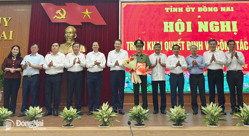 Bí thư Tỉnh ủy Vũ Hồng Văn, Phó bí thư thường trực Tỉnh ủy Hồ Thanh Sơn cùng các đồng chí Ủy viên Ban Thường vụ Tỉnh ủy chúc mừng thiếu tướng Nguyễn Đức Hải. Ảnh: Bùi Cúc