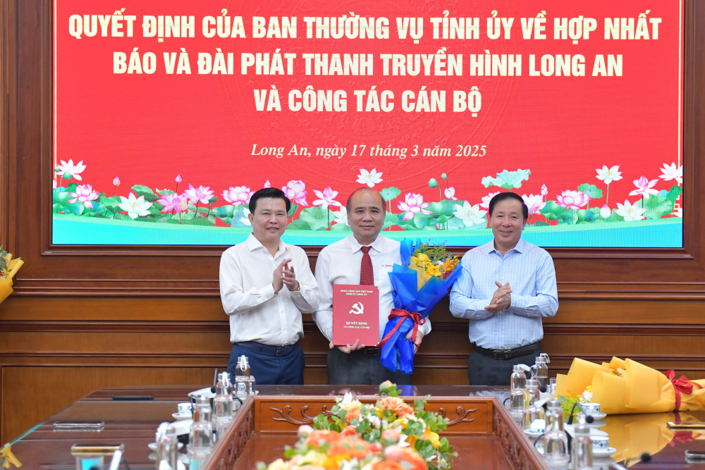 Phó Bí thư Thường trực Tỉnh ủy, Trưởng đoàn đại biểu Quốc hội tỉnh - Nguyễn Thanh Hải và Phó Bí thư Tỉnh ủy, Chủ tịch UBND tỉnh - Nguyễn Văn Út trao quyết định và tặng hoa chúc mừng ông Phùng Tấn Tú Phó Bí thư Thường trực Tỉnh ủy, Trưởng đoàn đại biểu Quốc hội tỉnh - Nguyễn Thanh Hải và Phó Bí thư Tỉnh ủy, Chủ tịch UBND tỉnh - Nguyễn Văn Út trao quyết định và tặng hoa chúc mừng ông Phùng Tấn Tú