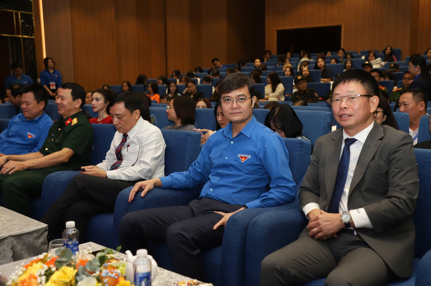 Anh Bùi Quang Huy - Ủy viên dự khuyết BCH Trung ương Đảng, Bí thư thứ nhất Trung ương Đoàn (thứ hai từ phải qua) và Nhà báo Phùng Công Sưởng - Tổng Biên tập báo Tiền Phong, Trưởng Ban tổ chức Chủ Nhật Đỏ 2025 (bìa phải) tham dự chương trình. Anh Bùi Quang Huy - Ủy viên dự khuyết BCH Trung ương Đảng, Bí thư thứ nhất Trung ương Đoàn (thứ hai từ phải qua) và Nhà báo Phùng Công Sưởng - Tổng Biên tập báo Tiền Phong, Trưởng Ban tổ chức Chủ Nhật Đỏ 2025 (bìa phải) tham dự chương trình.