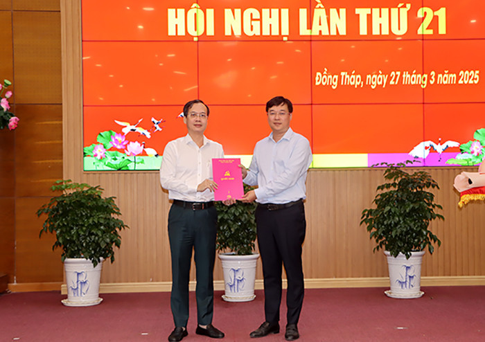 Bí thư Tỉnh ủy Đồng Tháp Lê Quốc Phong (bìa phải) trao quyết định cho ông Trần Trí Quang. Ảnh: Cổng TTĐT Đồng Tháp