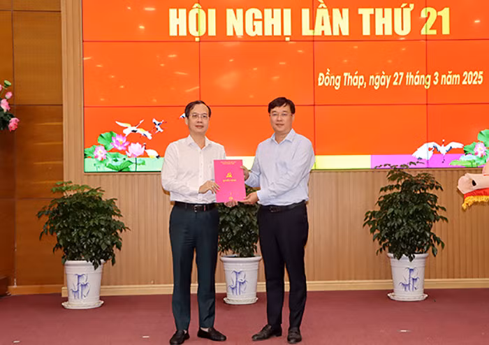 Bí thư Tỉnh ủy Đồng Tháp Lê Quốc Phong (bìa phải) trao quyết định cho ông Trần Trí Quang. Ảnh: Cổng TTĐT Đồng Tháp