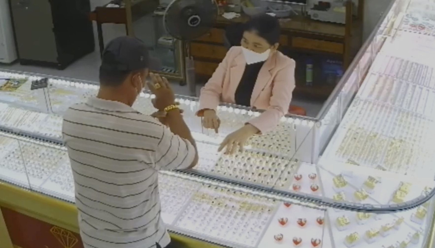 Đối tượng Bùi Chí Bình đang xem 1 nhẫn và 1 lắc tay.