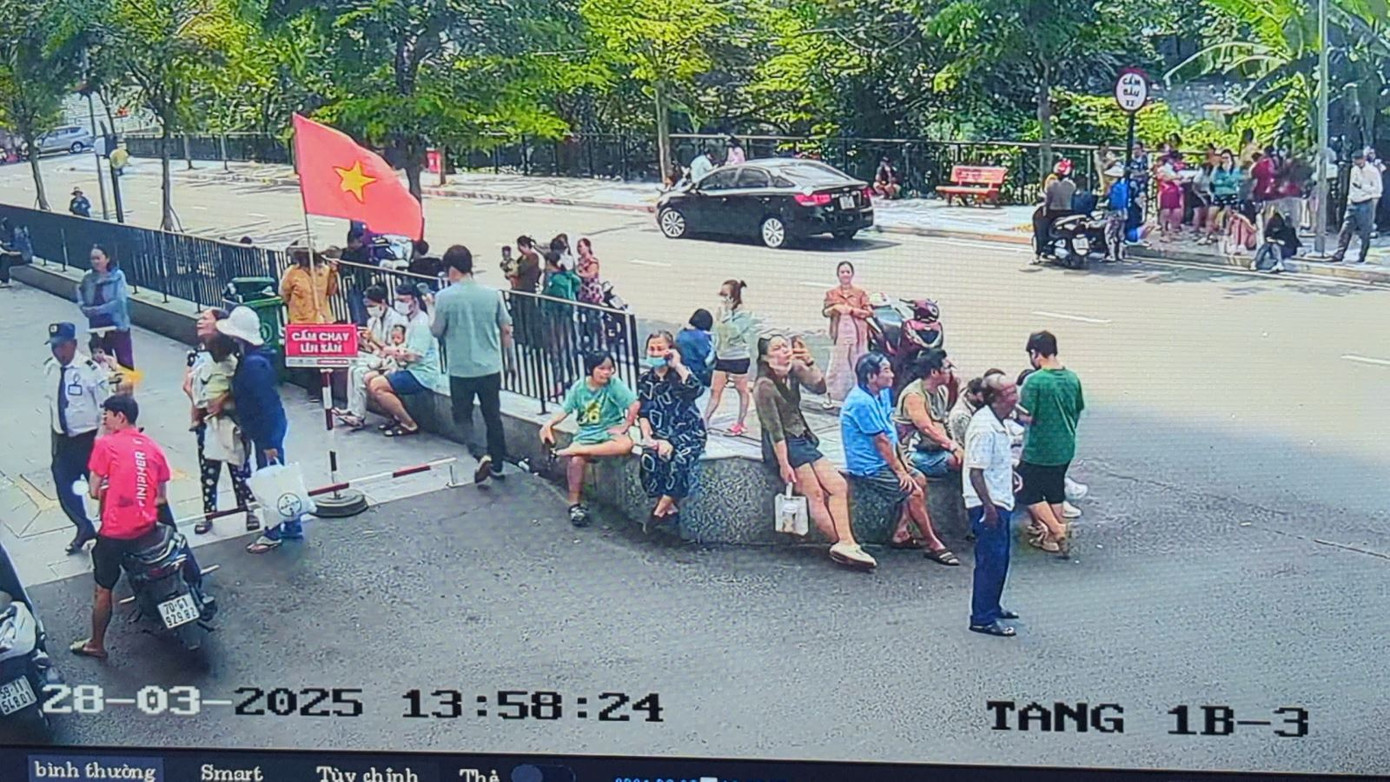 Người dân tháo chạy xuống dưới đất, khi xảy ra hiện tượng rung lắc ngày 28/3. Người dân tháo chạy xuống dưới đất, khi xảy ra hiện tượng rung lắc ngày 28/3.